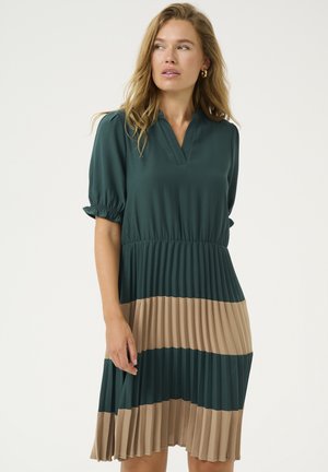 Grün-beige gelegtes Kleid mit V-Ausschnitt, kurzen Puffärmeln und kontrastierenden horizontalen Streifen. Hergestellt aus einem glatten, leichten Stoff.
