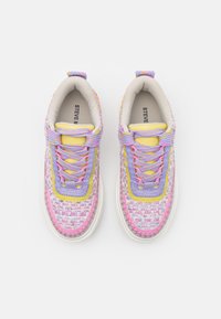 Kleurvolle sneakers met roze, paarse en gele geweven materialen met een gestructureerde afwerking; opvallende veters en een dikke witte zool.