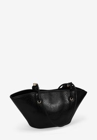 Bolso tote de cuero negro con un acabado texturizado. Cuenta con dos asas de hombro, herrajes en tono dorado y una forma triangular amplia.