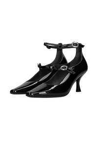 Scarpe con tacco alto in vernice nera, con punte affusolate e cinghie alla caviglia che presentano un dettaglio con fibbia argentata. Texture liscia e design elegante.