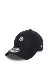 Marineblå baseballkasket lavet af bomuld med broderet 'NY' logo i hvid. Har en buet skygge og justerbar rem for passende pasform.
