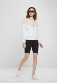 Urban Classics ARROW  - Vetrovka - lightpink/white