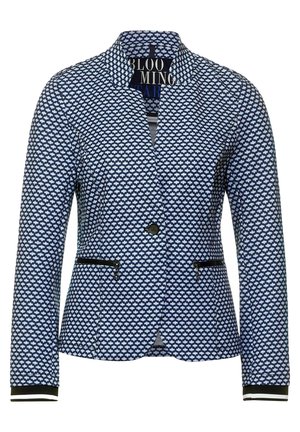 Blazer bleu et blanc à motifs avec un seul bouton, des poches zippées et des poignets rayés sur fond blanc.