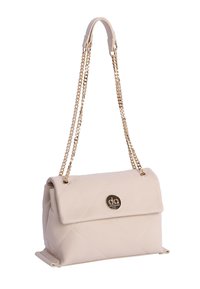 Bolso acolchado beige con un logo dorado, con solapa plegable y doble cadena como asas. Textura lisa y forma estructurada.