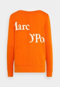 Felpa arancione con colletto a girocollo e maniche lunghe, con la scritta bianca in contrasto "Marc O’Polo" stampata in modo prominente sul retro.