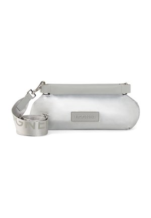Bolsa de pouch metálica plateada con un acabado suave, que presenta una correa de cuero gris y una etiqueta de marca. Diseño compacto y de forma ovalada.