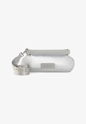 Srebrna kovinska torbica z gladko površino, ki ima sivo usnjeno zanko in označeni trak. Kompaktna, ovalna oblika.