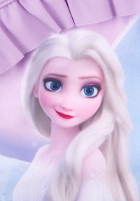 Tessuto a tema personaggio con bordo arricciato di un delicato color lilla, con un'illustrazione dettagliata di una figura femminile con lunghi capelli biondi e occhi azzurri brillanti.