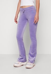 Lila sammet flared sweatpants med dragsko i midjan, med en liten blå logotypdetalj. Slät textur med en mjuk finish.