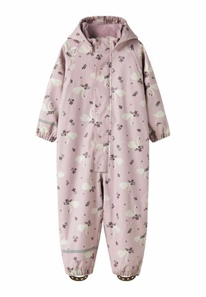 Salopette imperméable rose avec des motifs floraux et de cygnes, poignets élastiques et capuche. Comprend une fermeture à pressions et des accents réfléchissants sur les jambes.