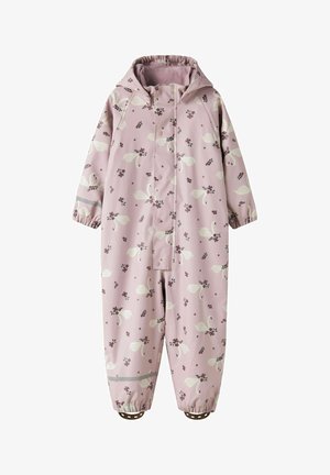 Lyserød vandtæt arbejdstøj med blomster- og svanemønstre, elastiske manchetter og hætte. Har snap-lukning og reflekterende detaljer på benene.