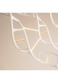 Vit geometrisk struktur med böjda linjer och luckor, accentuerad av tunna gyllene stänger. Slät textur med modern design, minimalistik stil.