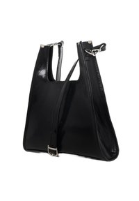 Zwarte leren tote bag met een glanzende afwerking, hoekige vorm, een groot open bovenkant en een verstelbare schouderband met een zilveren gesp.