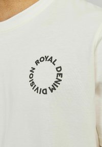 R.D.D. ROYAL DENIM DIVISION RUNDHALS - Marškinėliai su spaudiniu - egret