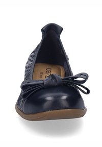 Navyblaue Ballerinas mit laserdurchgeschnittenem Lederdesign, runder Spitze und Leder-Schleifenakzent vorne; gepolsterte Innensohle und Gummisohle.