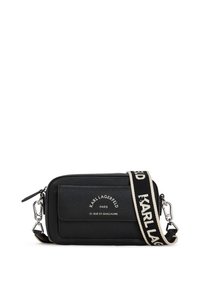 Geantă crossbody din piele neagră cu formă structurată, având logo embosat și o curea albă cu inscripția „KARL LAGERFELD  ”. Accente metalice argintii.