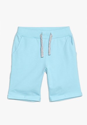 Pantalones cortos casuales azul claro con cintura elástica, cordón gris, bolsillos laterales y dobladillos doblados sobre fondo blanco.