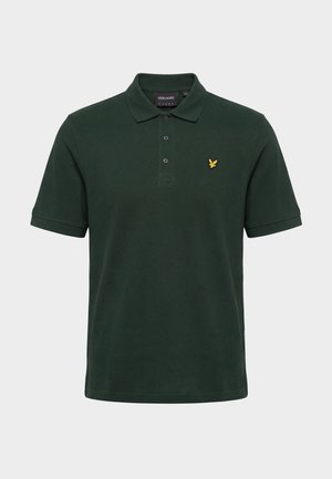 Tmavozelené polo tričko s krátkym rukávom, tromi gombíkmi a malým žltým logom vtáka na ľavej strane hrudníka.