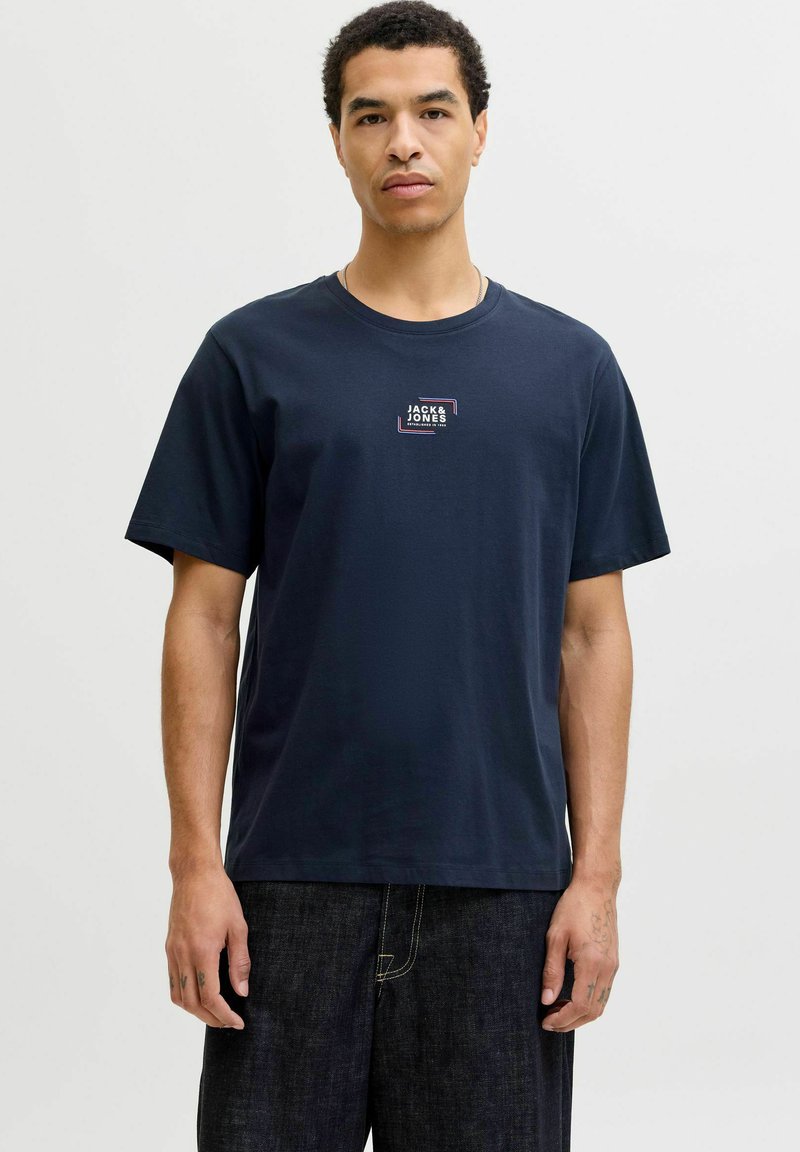 Camiseta de algodón azul marino con cuello redondo y mangas cortas, que presenta un pequeño logo bordado en el pecho y un corte recto.