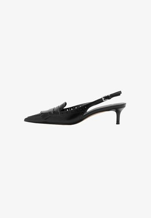 Musta nahkainen slingback-kengä, jossa on terävä kärki, koristeellinen reuna, rei'itetty muotoilu ja hoikka korko. Varustettu säädettävällä nilkkahihnalla.