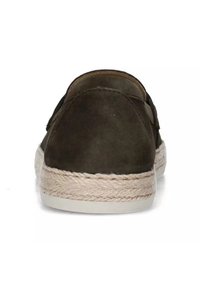 Scarpe slip-on in suede verde con tacco arrotondato, dotate di suola in corda naturale e battistrada in gomma beige, texture liscia con accenti minimi.