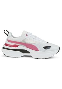 Baskets blanches de sport avec un design superposé comprenant des accents roses et noirs, une tige en mesh, et une semelle blanche épaisse. Texturées et fonctionnelles.