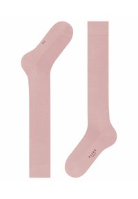 Calzini di cotone rosa esposti; uno è alla caviglia e l'altro è al ginocchio. Entrambi presentano una texture liscia con un branding minimo in rosa scuro.