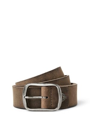 Ceinture en cuir marron roulée avec une boucle en métal argenté rectangulaire et des détails cousus près de la boucle.