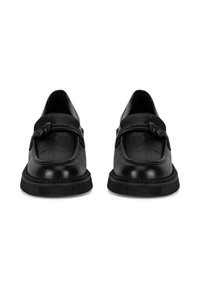 Mustad mustad nahast kingad madala lõikega disaini, nööriga aktsent varvaste peal ja tekstureeritud kummist tald. Sile ülemine pind ja ümar kuju.