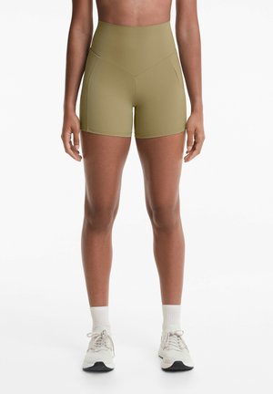 Hoge sportshorts in olijfgroene stof, met een gladde textuur, gestructureerd ontwerp en subtiele zijnaadaccenten.