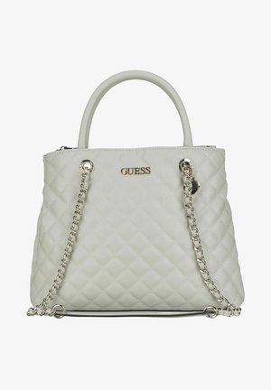 Biała pikowana torebka z akcentami ze srebrnego łańcuszka i górnymi uchwytami. Posiada emblemat z logo i teksturowaną powierzchnię dla dodatkowego efektu.