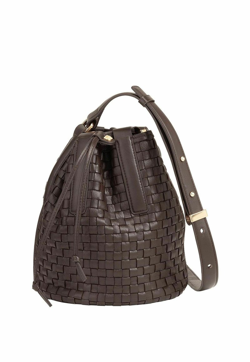 Borsa a secchiello in pelle intrecciata marrone con chiusura a coulisse, tracolla regolabile e accessori in hardware dorato. Superficie testurizzata per un tocco di dettaglio in più.