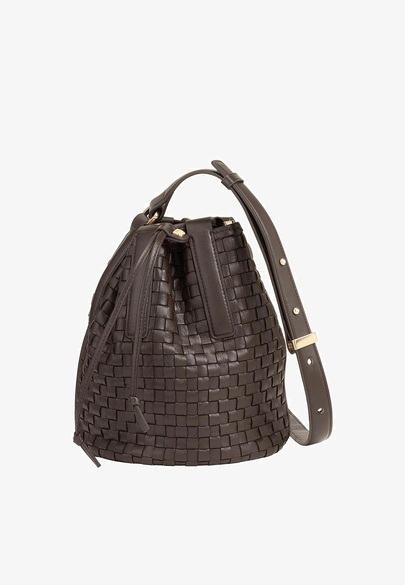 Borsa a secchiello in pelle intrecciata marrone con chiusura a coulisse, tracolla regolabile e accessori in hardware dorato. Superficie testurizzata per un tocco di dettaglio in più.