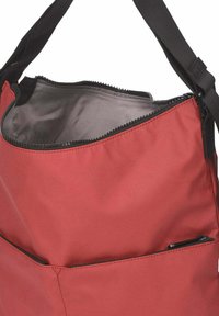 Rode stoffen schoudertas met een ritssluiting aan de bovenzijde, een binnenvoering en een buitenvak. Voorzien van zwarte banden en een gladde textuur.