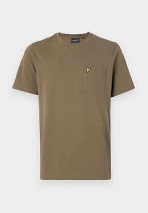 T-shirt à manches courtes vert olive en coton, avec une poche sur la poitrine et un petit logo jaune sur la poche.
