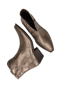 Metalen bronzen enkellaarsjes met spitse neuzen, gestructureerde afwerking en een chunky hak. Kenmerkt zich door decoratieve stiksels en een korte trekhaak.