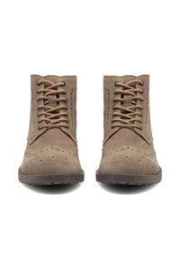 Stivaletti in suede marrone con design a lacci, dettagli perforati e punta rotonda. Suola piatta in gomma per aderenza e stabilità.