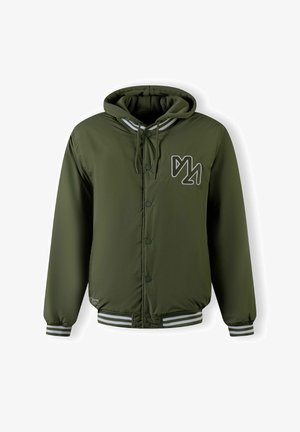 Oliivroheline bomber-jakk kapuutsiga, nööbid ja hall logo rinnal. Omab triibulisi soonikvarrukaid ja allääre. Sile tekstuur.