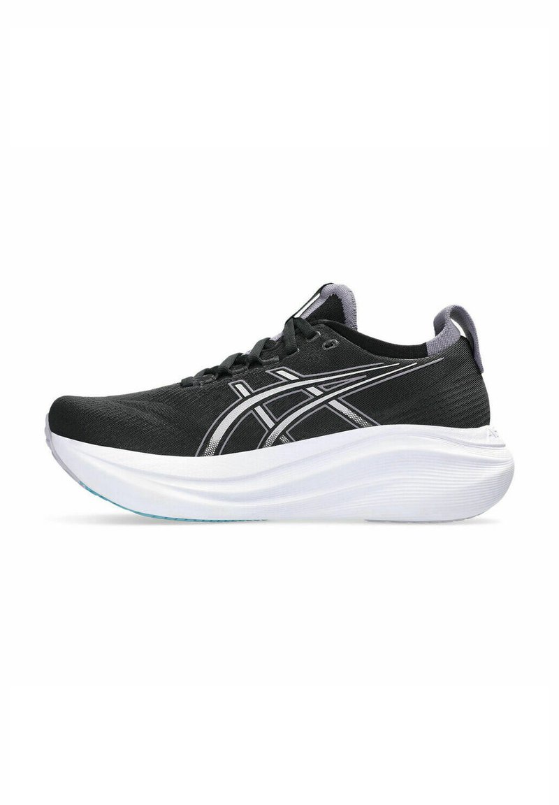 Baskets de sport noires avec une tige texturée, semelle intermédiaire blanche rembourrée et détails argentés sur les côtés. Elles présentent un bout rond et un système de laçage.
