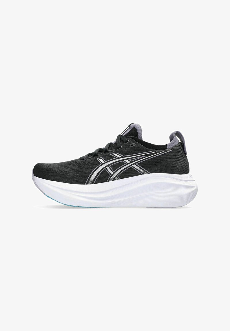 Baskets de sport noires avec une tige texturée, semelle intermédiaire blanche rembourrée et détails argentés sur les côtés. Elles présentent un bout rond et un système de laçage.