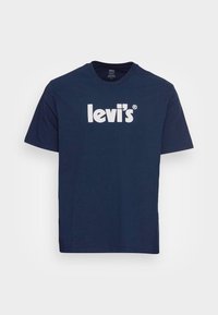 Mörkblå t-shirt i bomull med en stor vit "levi's" logotyp i mitten. Kort ärm och klassisk rund halsdesign.