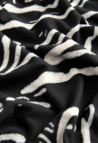 Next ROUND NECK CAP SLEEVE  REGULAR FIT - Nyomott mintás póló - black white swirl print