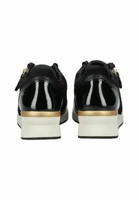 Sneakers neri con una finitura in vernice lucida, dettagli in suede, un tacco oro e suola in gomma bianca. Presentano cerniere nella parte superiore.