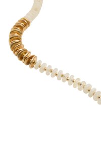 Złoto-biała naszyjnik z naprzemiennymi okrągłymi koralikami i dyskami, o gładkiej fakturze oraz jednym metalowym akcentem.