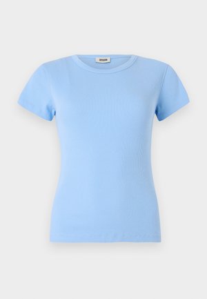 T-shirt bleu clair à manches courtes en tissu côtelé ; présente un col rond et une silhouette ajustée.