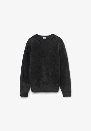 Zwarte fuzzy trui met een ronde hals, lange mouwen en geribde manchetten. De stof heeft een zachte, gestructureerde uitstraling.