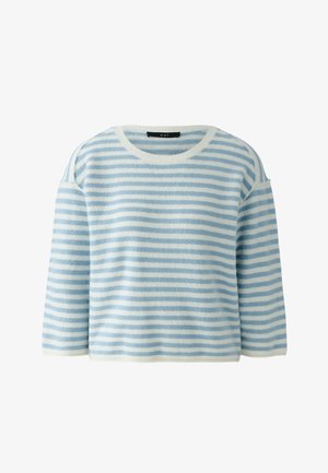 Weicher Strickpullover mit hellblauen und weißen horizontalen Streifen und rundem Ausschnitt.