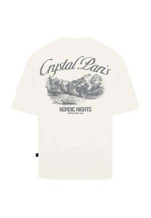 Biała bawełniana koszulka z szarym graficznym krajobrazem górskim oraz napisem "Crystal Paris" i "NORDIC NIGHTS" z tyłu.