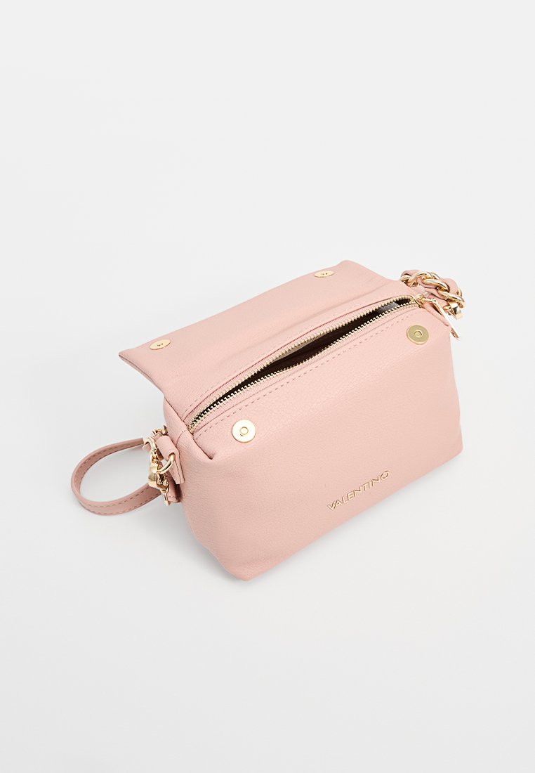 Helltaupe Lederhandtasche mit einem Reißverschluss, goldenen Hardware-Akzenten und einem abnehmbaren Kettenriemen. Verfügt über eine strukturierte Oberfläche.