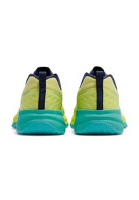 Żółto-niebieskie buty sportowe z teksturowaną siateczkową cholewką, wyścielanym kołnierzem oraz turkusową podeszwą z wzorem zygzakowym.